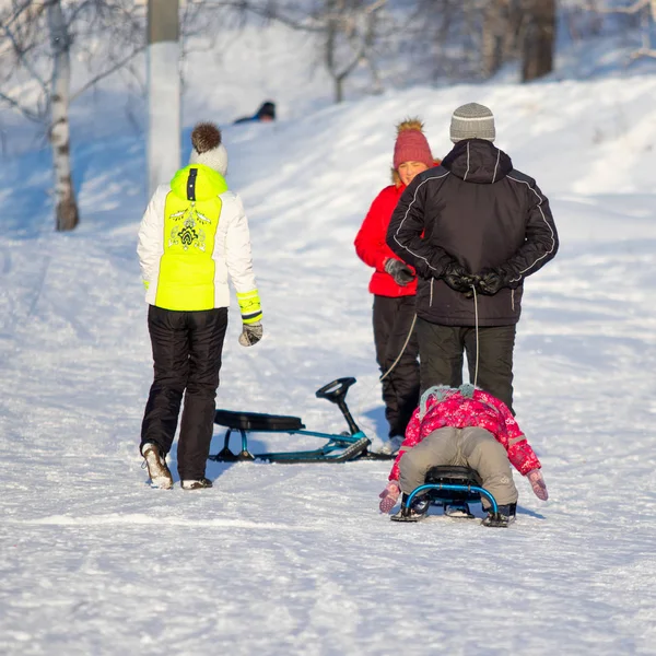 Petropavlovsk, Kazakistan - 23 Aralık 2018: çocuklar ve ebeveynler Kayak Kış bir kızak üzerinde. Kazakistan, spor tatil.