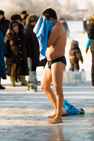 Petropavlovsk, Kazakistan - 19 Ocak 2018: vaftiz. Kışın buz delik insanlar yüzmek.