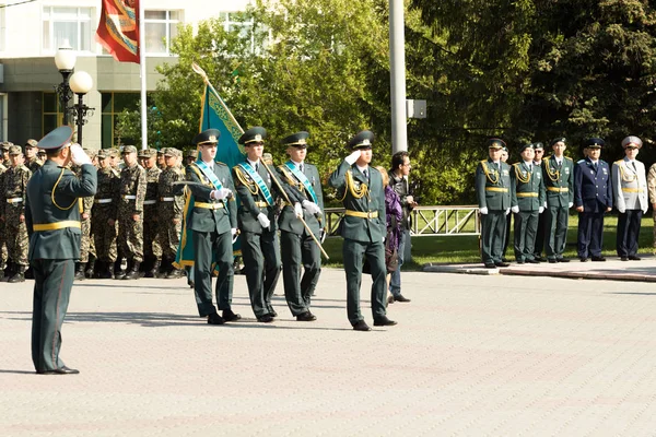 Petropavlovsk 7 Mayıs 2016: Resmi tatil. Defender'ı vatan günün Kazakistan'da 7 Mayıs kutladı. Asker ve askeri. Toplu kutlamalar insanlar.