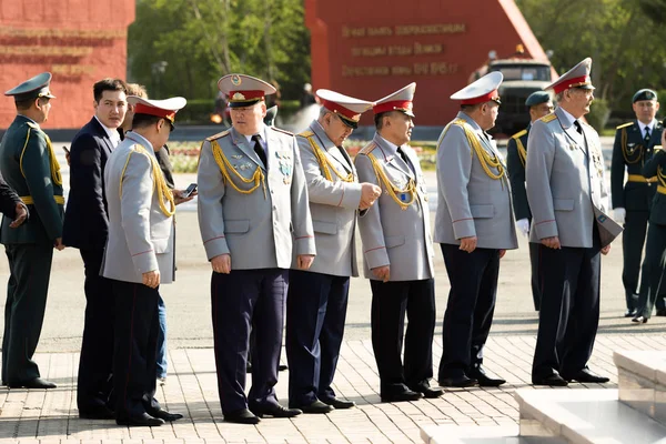 Petropavlovsk 7 Mayıs 2016: Resmi tatil. Defender'ı vatan günün Kazakistan'da 7 Mayıs kutladı. Asker ve askeri. Toplu kutlamalar insanlar.