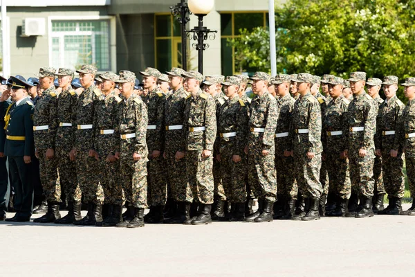 Petropavlovsk 7 Mayıs 2016: Resmi tatil. Defender'ı vatan günün Kazakistan'da 7 Mayıs kutladı. Asker ve askeri. Toplu kutlamalar insanlar.