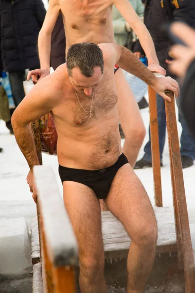 Petropavlovsk, Kazakistan - 19 Ocak 2018: vaftiz. Kışın buz delik insanlar yüzmek.