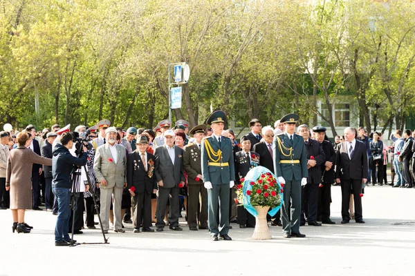 Petropavlovsk 7 Mayıs 2016: Resmi tatil. Defender'ı vatan günün Kazakistan'da 7 Mayıs kutladı. Asker ve askeri. Toplu kutlamalar insanlar.
