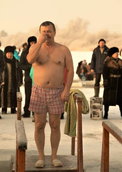 Petropavlovsk, Kazakistan - 19 Ocak 2018: vaftiz. Kışın buz delik insanlar yüzmek.