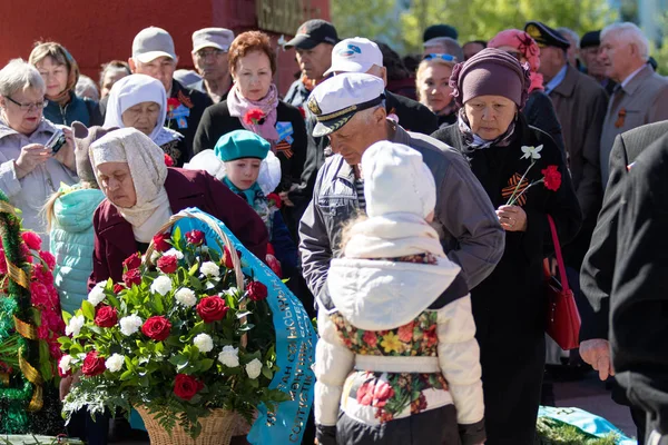 Petropavlovsk, Kazakistan - 9 Mayıs 2016: 9 Mayıs 2016 Petropavlovsk, Kazakistan'daki zafer günü. Ölü savaş anısına. Üyeler mutlu.