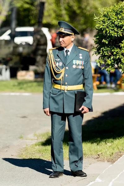 Petropavlovsk, Kazakistan - 9 Mayıs 2016: 9 Mayıs 2016 Petropavlovsk, Kazakistan'daki zafer günü. Ölü savaş anısına. Üyeler mutlu.