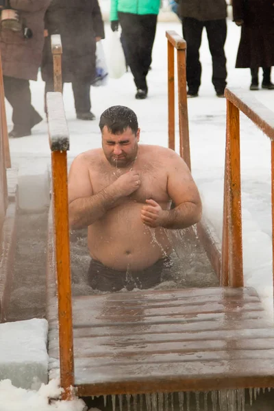 Petropavlovsk, Kazakistan - 19 Ocak 2018: vaftiz. Kışın buz delik insanlar yüzmek.