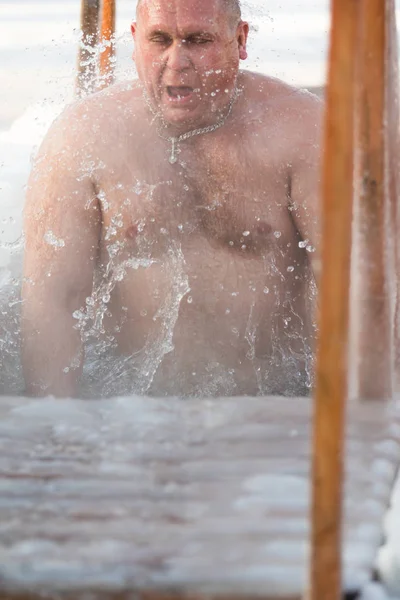 Petropavlovsk, Kazakistan - 19 Ocak 2018: vaftiz. Kışın buz delik insanlar yüzmek.