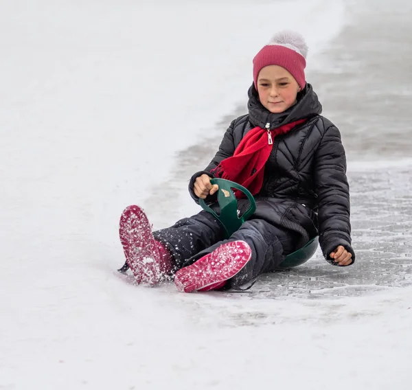 Petropavlovsk Kazachstan Januari 2019 Kinderen Rijden Een Ijzige Heuvel Volwassenen — Stockfoto