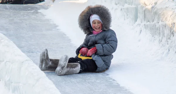 Петропавловский Казахстан Января 2019 Года Дети Катаются Ледяном Холме Взрослые — стоковое фото