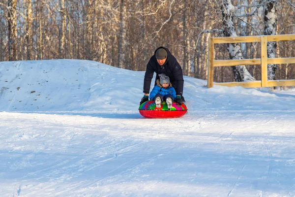 Petropavlovsk Kazakhstan Diciembre 2018 Niños Padres Esquian Invierno Trineo Kazajstán —  Fotos de Stock