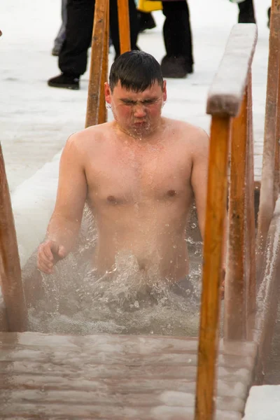 Petropavlovsk, Kazakistan - 19 Ocak 2018: vaftiz. Kışın buz delik insanlar yüzmek.