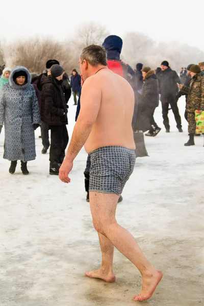 Petropavlovsk, Kazakistan - 19 Ocak 2018: vaftiz. Kışın buz delik insanlar yüzmek.