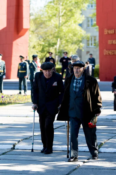 Petropavlovsk, Kazakistan - 9 Mayıs 2016: 9 Mayıs 2016 Petropavlovsk, Kazakistan'daki zafer günü. Ölü savaş anısına. Üyeler mutlu.