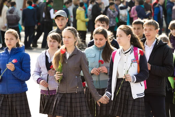 Petropavlovsk 7 Mayıs 2016: Resmi tatil. Defender'ı vatan günün Kazakistan'da 7 Mayıs kutladı. Asker ve askeri. Toplu kutlamalar insanlar.