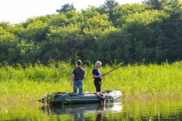 Petropavlovsk, Kazakistan - 28 Temmuz 2018: İnsanlar göl kenarında lastik gemilerde balıkçılar, balık. Lake Pestroe, Petropavlovsk, Kazakistan.