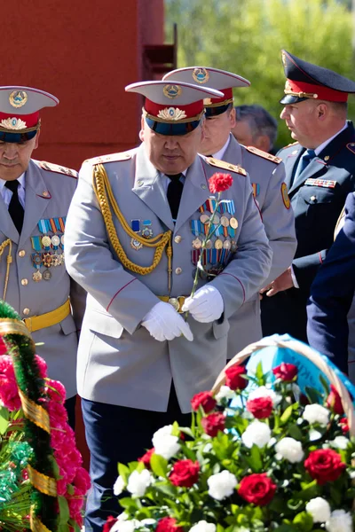 Petropavlovsk, Kazakistan - 9 Mayıs 2016: 9 Mayıs 2016 Petropavlovsk, Kazakistan'daki zafer günü. Ölü savaş anısına. Üyeler mutlu.