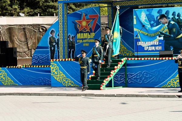 Petropavlovsk 7 Mayıs 2016: Resmi tatil. Defender'ı vatan günün Kazakistan'da 7 Mayıs kutladı. Asker ve askeri. Toplu kutlamalar insanlar.