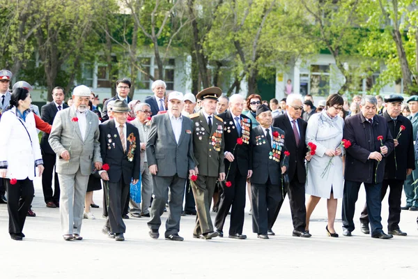 Petropavlovsk 7 Mayıs 2016: Resmi tatil. Defender'ı vatan günün Kazakistan'da 7 Mayıs kutladı. Asker ve askeri. Toplu kutlamalar insanlar.