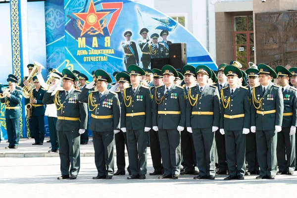 Petropavlovsk 7 Mayıs 2016: Resmi tatil. Defender'ı vatan günün Kazakistan'da 7 Mayıs kutladı. Asker ve askeri. Toplu kutlamalar insanlar.