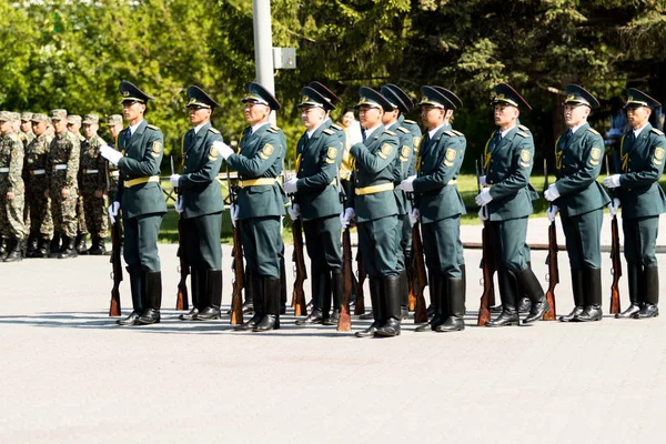 Petropavlovsk 7 Mayıs 2016: Resmi tatil. Defender'ı vatan günün Kazakistan'da 7 Mayıs kutladı. Asker ve askeri. Toplu kutlamalar insanlar.