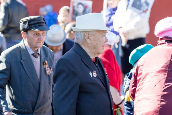 Petropavlovsk, Kazakistan - 9 Mayıs 2016: 9 Mayıs 2016 Petropavlovsk, Kazakistan'daki zafer günü. Ölü savaş anısına. Üyeler mutlu.