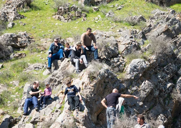 Kazakistan, Çimkent - 9 Nisan 2017. Erkekler kadınlar kadınlar çocuk dağlar bahar. Jöle manzara manzara.