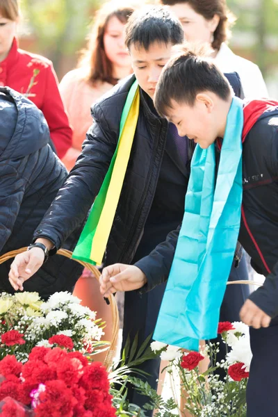 Petropavlovsk 7 Mayıs 2016: Resmi tatil. Defender'ı vatan günün Kazakistan'da 7 Mayıs kutladı. Asker ve askeri. Toplu kutlamalar insanlar.