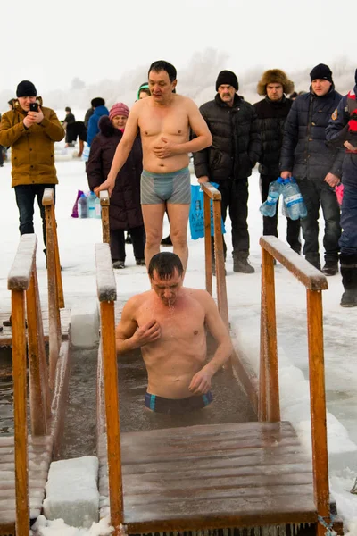Petropavlovsk, Kazakistan - 19 Ocak 2018: vaftiz. Kışın buz delik insanlar yüzmek.