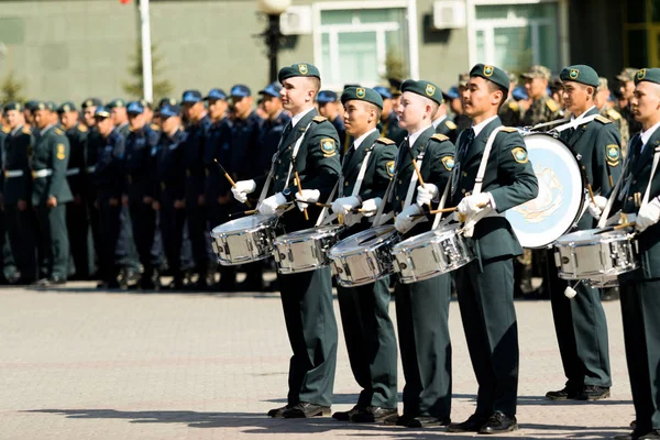 Petropavlovsk 7 Mayıs 2016: Resmi tatil. Defender'ı vatan günün Kazakistan'da 7 Mayıs kutladı. Asker ve askeri. Toplu kutlamalar insanlar.