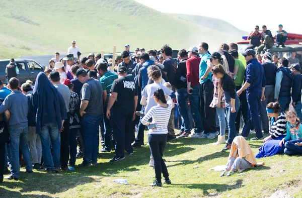 Kazakistan, Çimkent - 9 Nisan 2017. Erkekler kadınlar kadınlar çocuk dağlar bahar. Jöle manzara manzara.