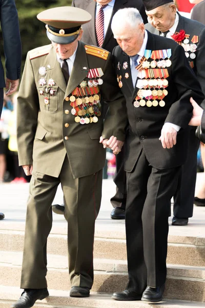 Petropavlovsk 7 Mayıs 2016: Resmi tatil. Defender'ı vatan günün Kazakistan'da 7 Mayıs kutladı. Asker ve askeri. Toplu kutlamalar insanlar.