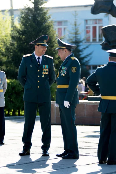 Petropavlovsk, Kazakistan - 9 Mayıs 2016: 9 Mayıs 2016 Petropavlovsk, Kazakistan'daki zafer günü. Ölü savaş anısına. Üyeler mutlu.