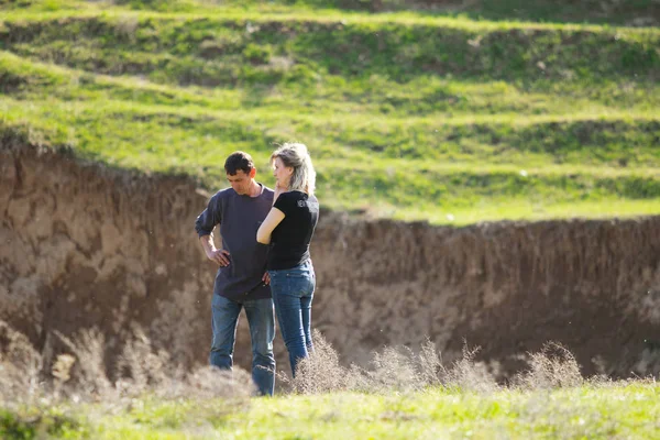 Kazakistan, Çimkent - 9 Nisan 2017. Erkekler kadınlar kadınlar çocuk dağlar bahar. Jöle manzara manzara.