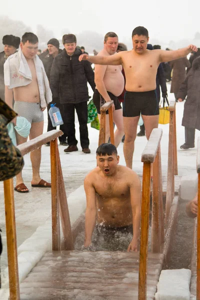 Petropavlovsk, Kazakistan - 19 Ocak 2018: vaftiz. Kışın buz delik insanlar yüzmek.