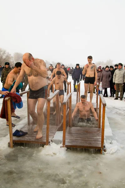 Petropavlovsk, Kazakistan - 19 Ocak 2018: vaftiz. Kışın buz delik insanlar yüzmek.