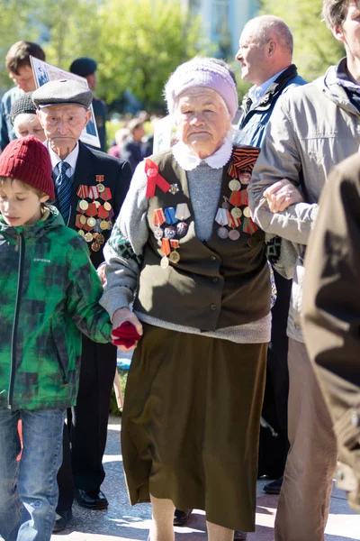 Petropavlovsk, Kazakistan - 9 Mayıs 2016: 9 Mayıs 2016 Petropavlovsk, Kazakistan'daki zafer günü. Ölü savaş anısına. Üyeler mutlu.