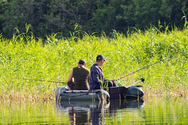 Petropavlovsk, Kazakistan - 28 Temmuz 2018: İnsanlar göl kenarında lastik gemilerde balıkçılar, balık. Lake Pestroe, Petropavlovsk, Kazakistan.