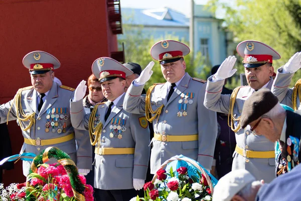 Petropavlovsk, Kazakistan - 9 Mayıs 2016: 9 Mayıs 2016 Petropavlovsk, Kazakistan'daki zafer günü. Ölü savaş anısına. Üyeler mutlu.