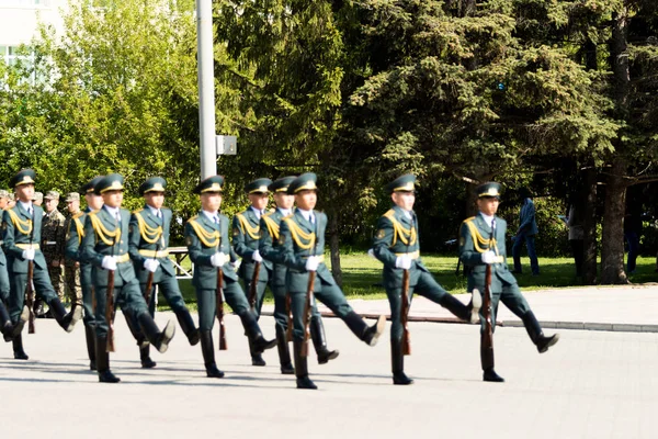 Petropavlovsk 7 Mayıs 2016: Resmi tatil. Defender'ı vatan günün Kazakistan'da 7 Mayıs kutladı. Asker ve askeri. Toplu kutlamalar insanlar.