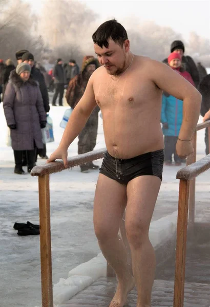 Petropavlovsk, Kazakistan - 19 Ocak 2018: vaftiz. Kışın buz delik insanlar yüzmek.