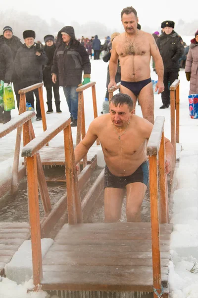 Petropavlovsk, Kazakistan - 19 Ocak 2018: vaftiz. Kışın buz delik insanlar yüzmek.