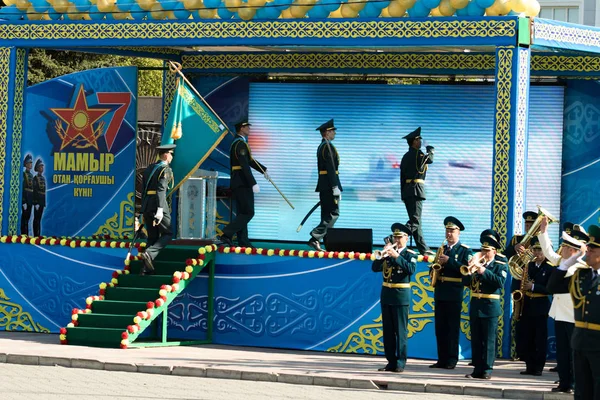 Petropavlovsk 7 Mayıs 2016: Resmi tatil. Defender'ı vatan günün Kazakistan'da 7 Mayıs kutladı. Asker ve askeri. Toplu kutlamalar insanlar.