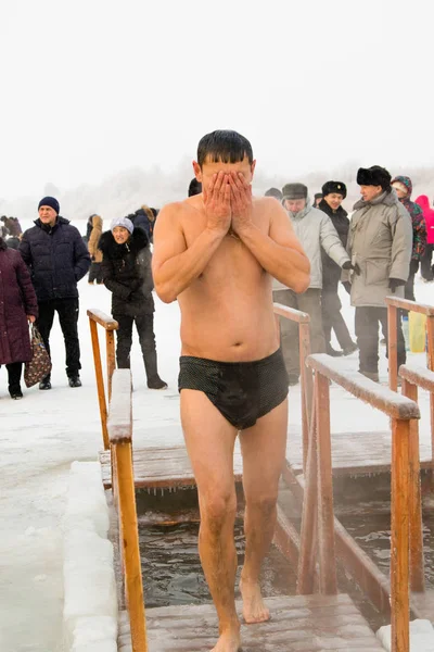 Petropavlovsk, Kazakistan - 19 Ocak 2018: vaftiz. Kışın buz delik insanlar yüzmek.
