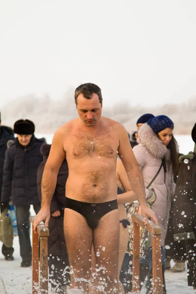 Petropavlovsk, Kazakistan - 19 Ocak 2018: vaftiz. Kışın buz delik insanlar yüzmek.