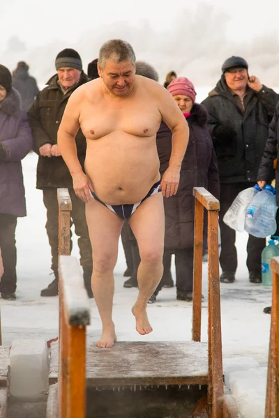 페트로 파블로프 카자흐스탄 2018 겨울에 구멍에 사람들 — 스톡 사진