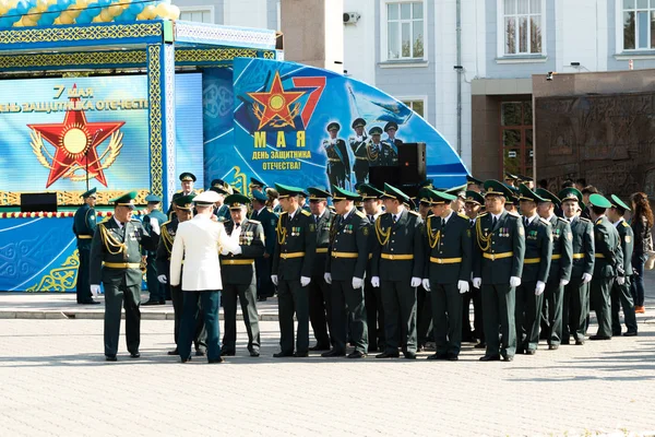 Petropavlovsk 7 Mayıs 2016: Resmi tatil. Defender'ı vatan günün Kazakistan'da 7 Mayıs kutladı. Asker ve askeri. Toplu kutlamalar insanlar.