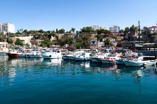 Antalya, Türkiye - 21 Haziran 2017: Bir tatil beldesi Antalya eski liman tekneler vardır.