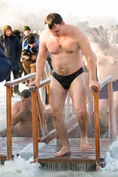 Petropavlovsk, Kazakistan - 19 Ocak 2018: vaftiz. Kışın buz delik insanlar yüzmek.