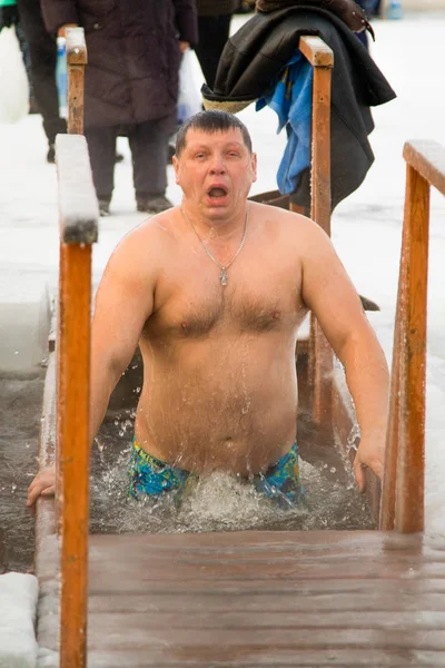 Petropavlovsk, Kazakistan - 19 Ocak 2018: vaftiz. Kışın buz delik insanlar yüzmek.